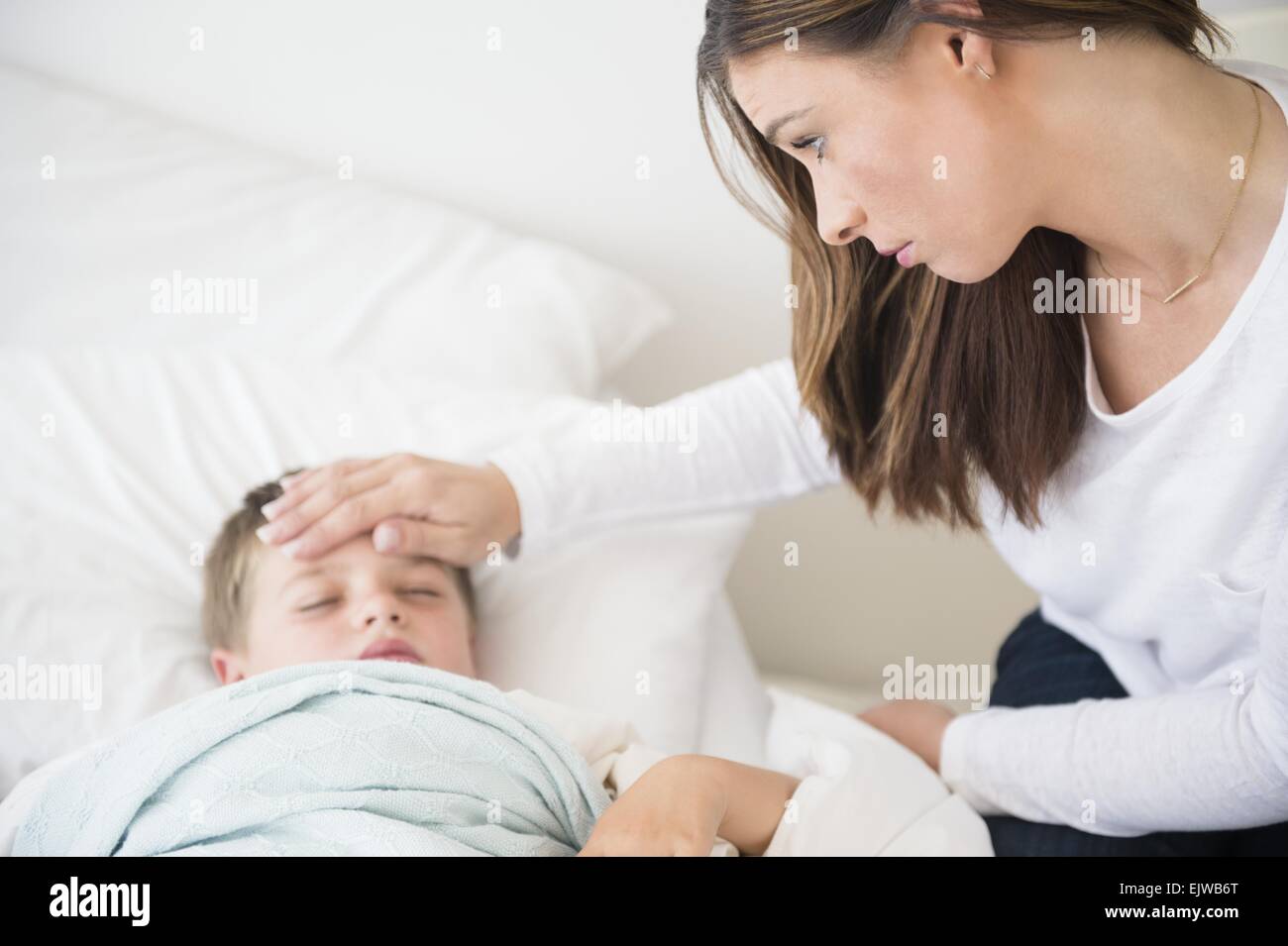 Mutter Fürsorge für kranke Sohn (6-7) Stockfoto