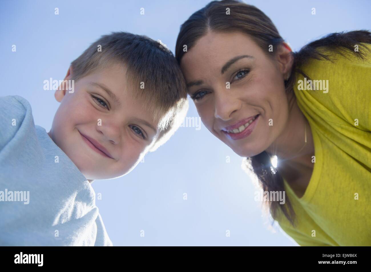 Porträt von Mutter und Sohn (6-7) im freien Stockfoto