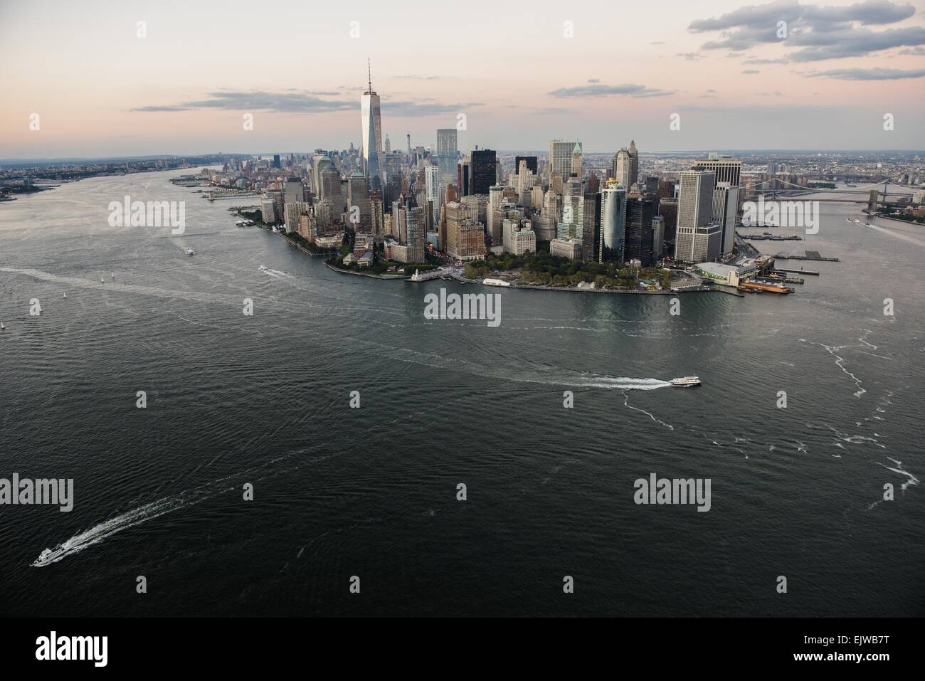 USA, New York State, New York City Skyline von Manhattan in der Dämmerung Stockfoto
