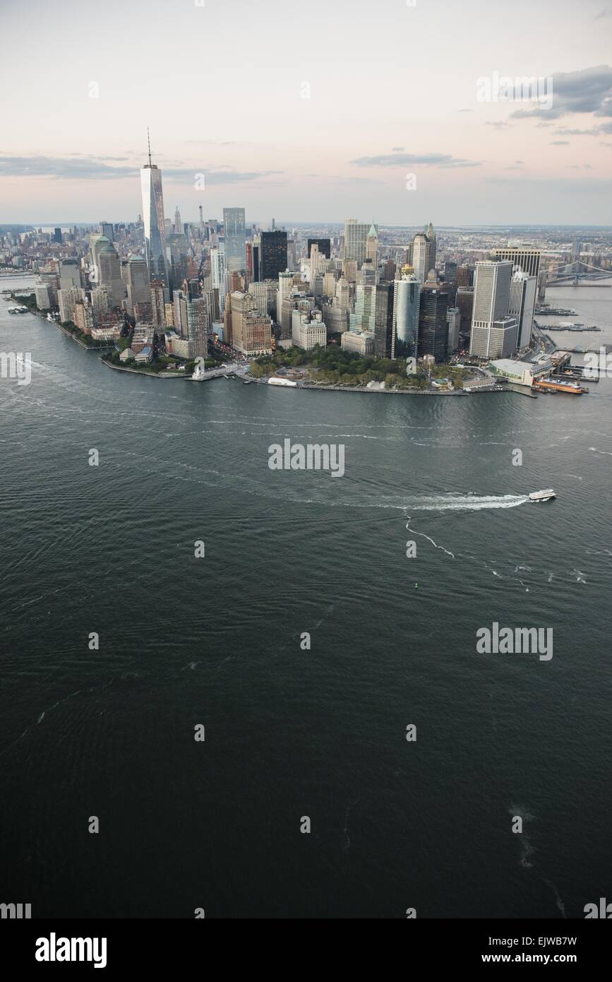 USA, New York State, New York City Skyline von Manhattan in der Dämmerung Stockfoto