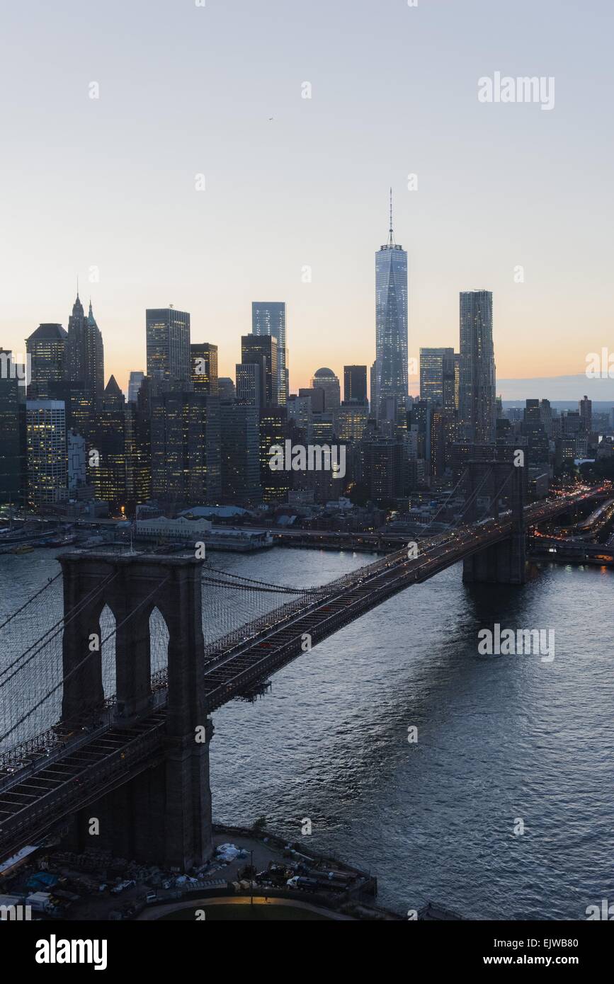 USA, New York State, New York City, Lower Manhattan, Ansicht der Brooklyn Bridge und One World Trade Center in der Abenddämmerung Stockfoto
