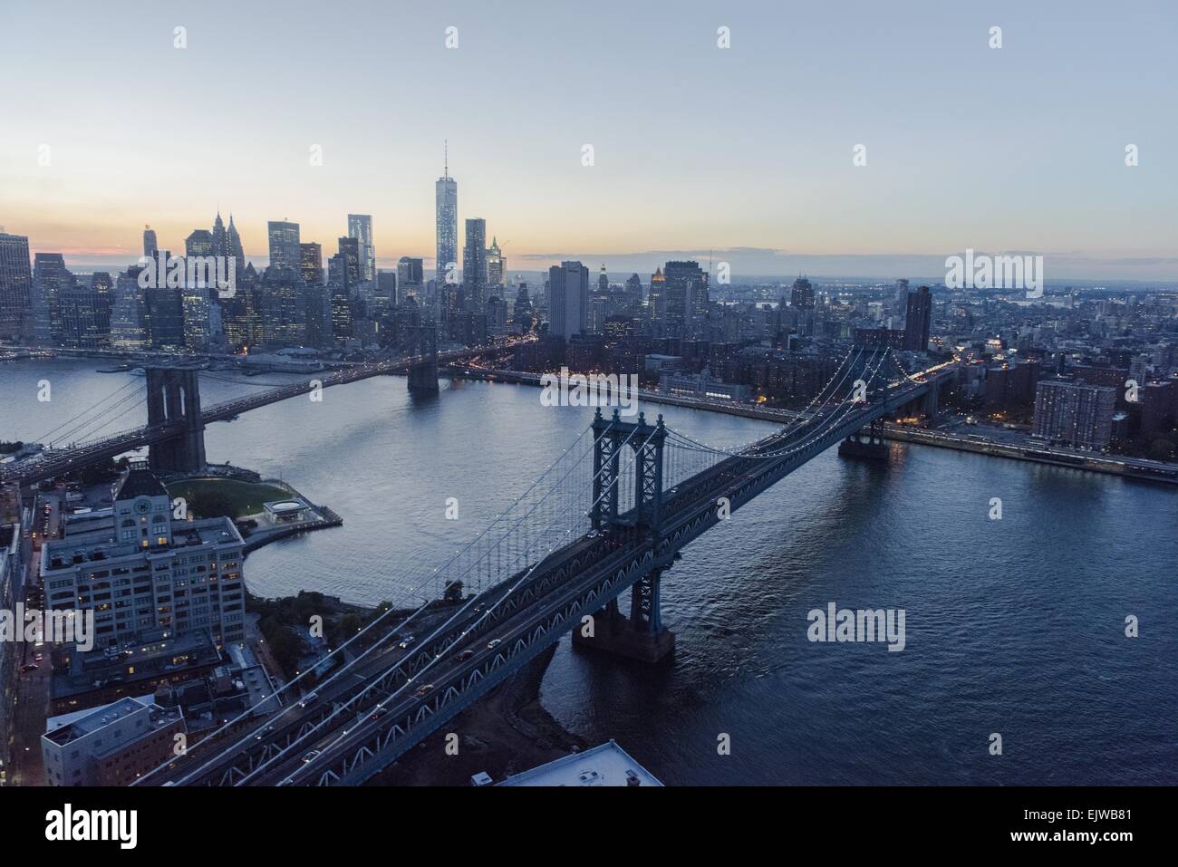 USA, New York State, New York City, Lower Manhattan, Ansicht der Brooklyn Bridge und One World Trade Center in der Abenddämmerung Stockfoto