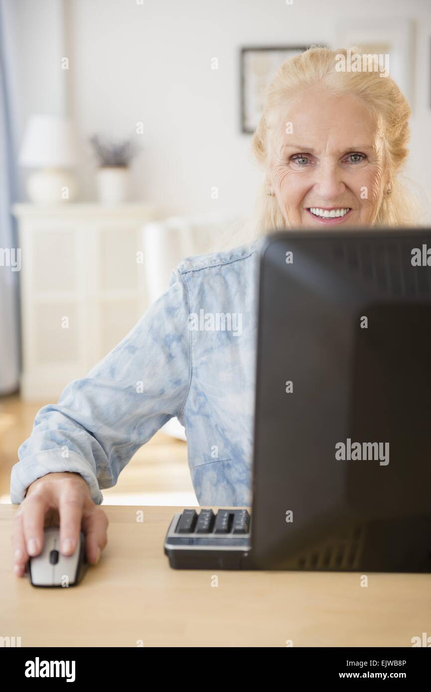 Ältere Frau mit computer Stockfoto