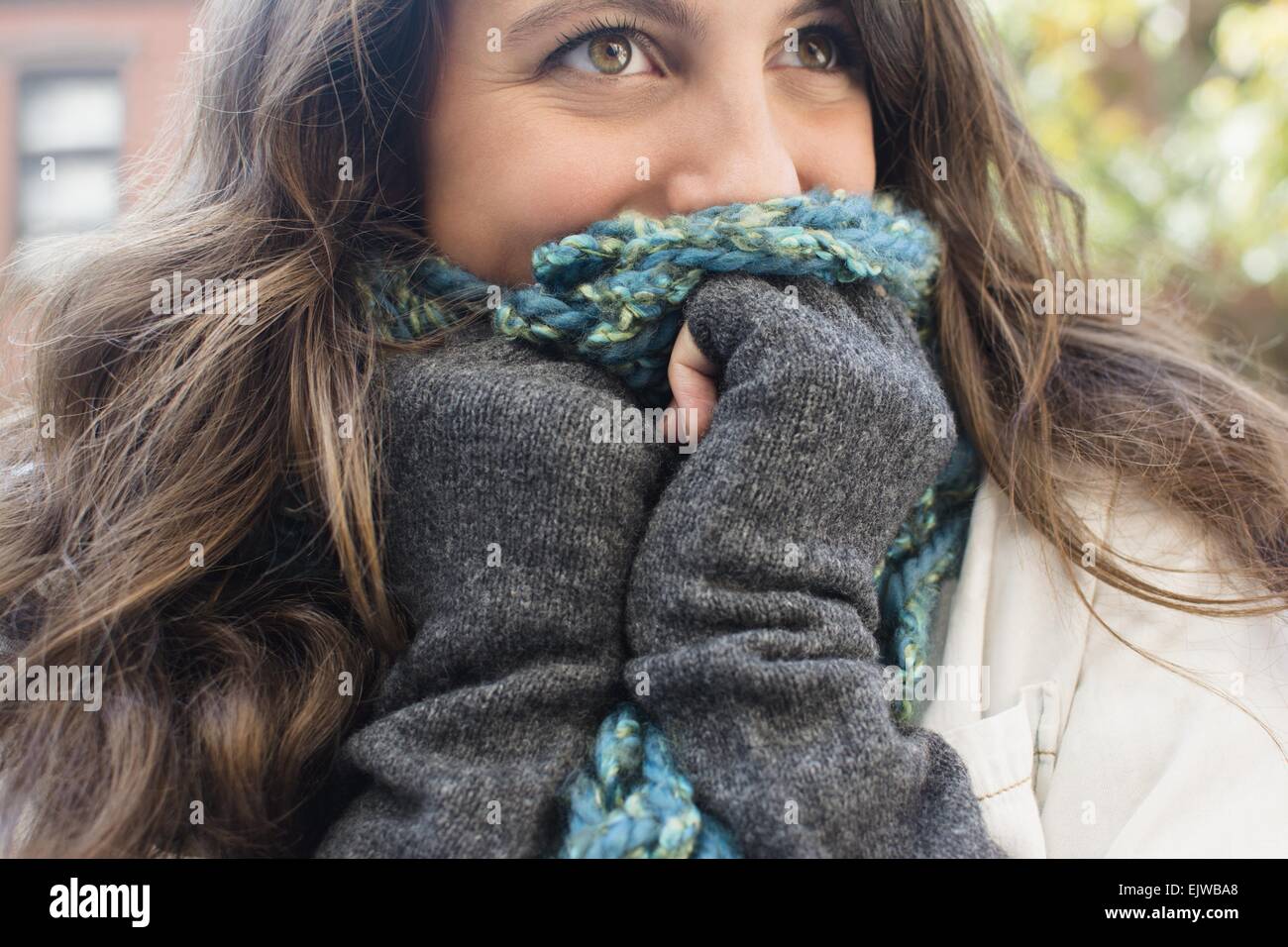 USA, Staat New York, New York City, Brooklyn, junge Frau verbirgt ihr Gesicht hinter Schal Stockfoto