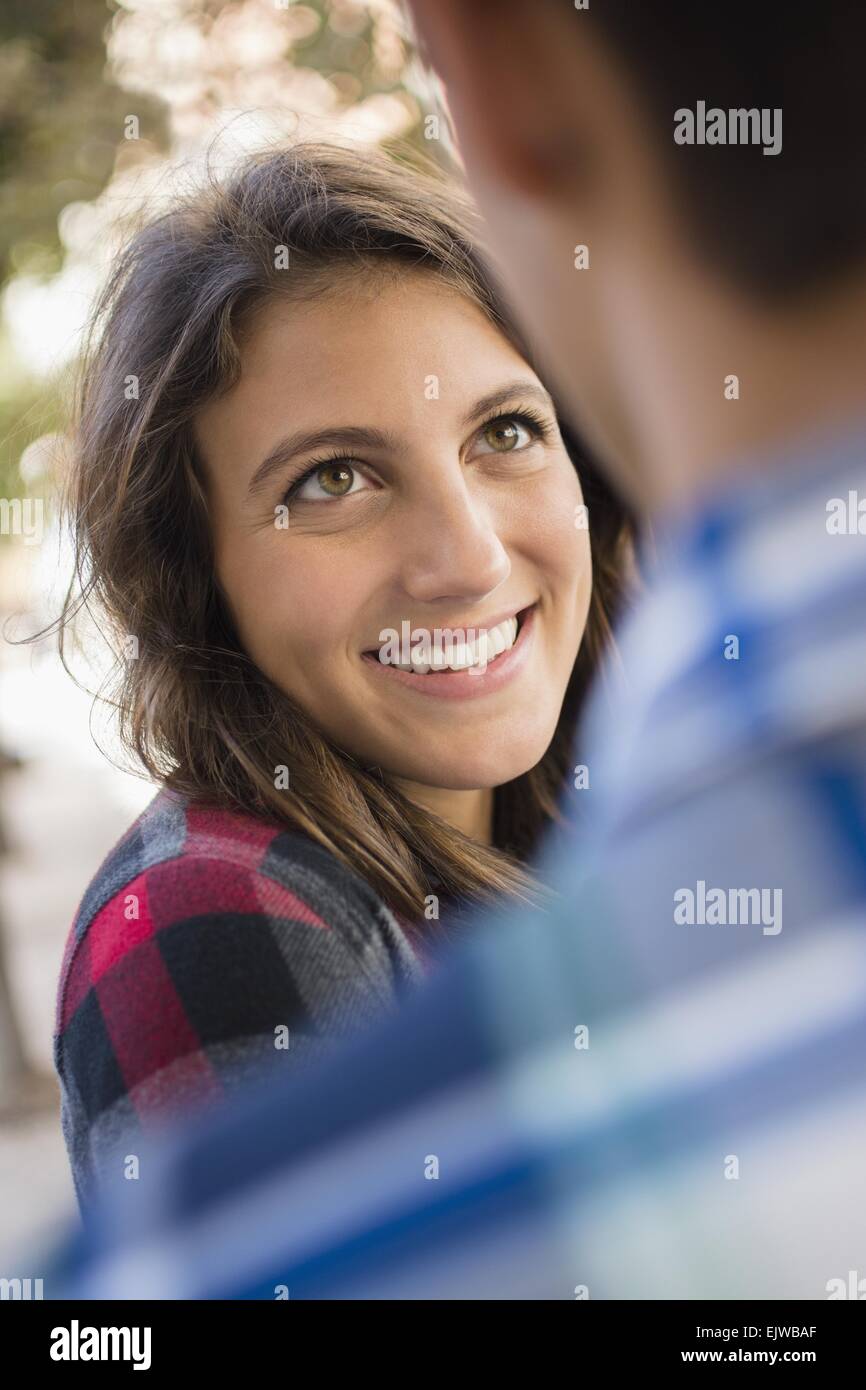 Junge Leute flirten Stockfoto