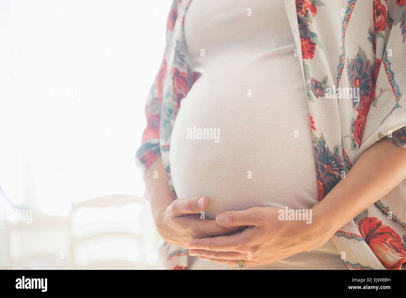Mittelteil der schwangeren Frau Stockfoto