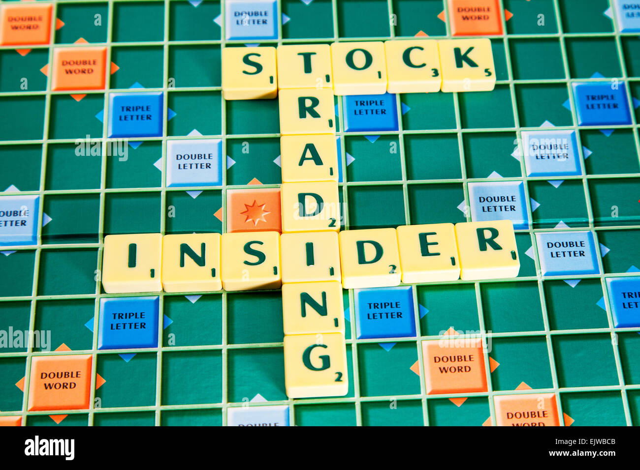 Insider-Handel Aktien Aktien Börse Deal Angebote Händler illegale Wörter mit Scrabble Fliesen zu buchstabieren Stockfoto