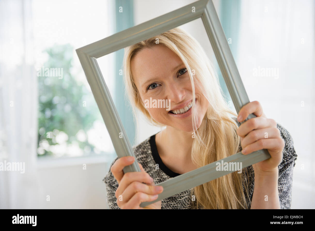 Frau mit Bilderrahmen Stockfoto