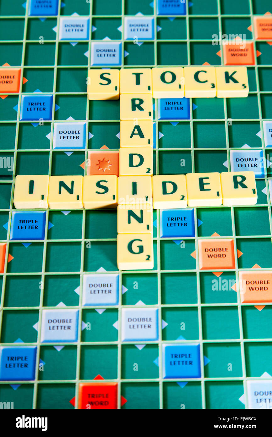 Insider-Handel Aktien Aktien Börse Deal Angebote Händler illegale Wörter mit Scrabble Fliesen zu buchstabieren Stockfoto