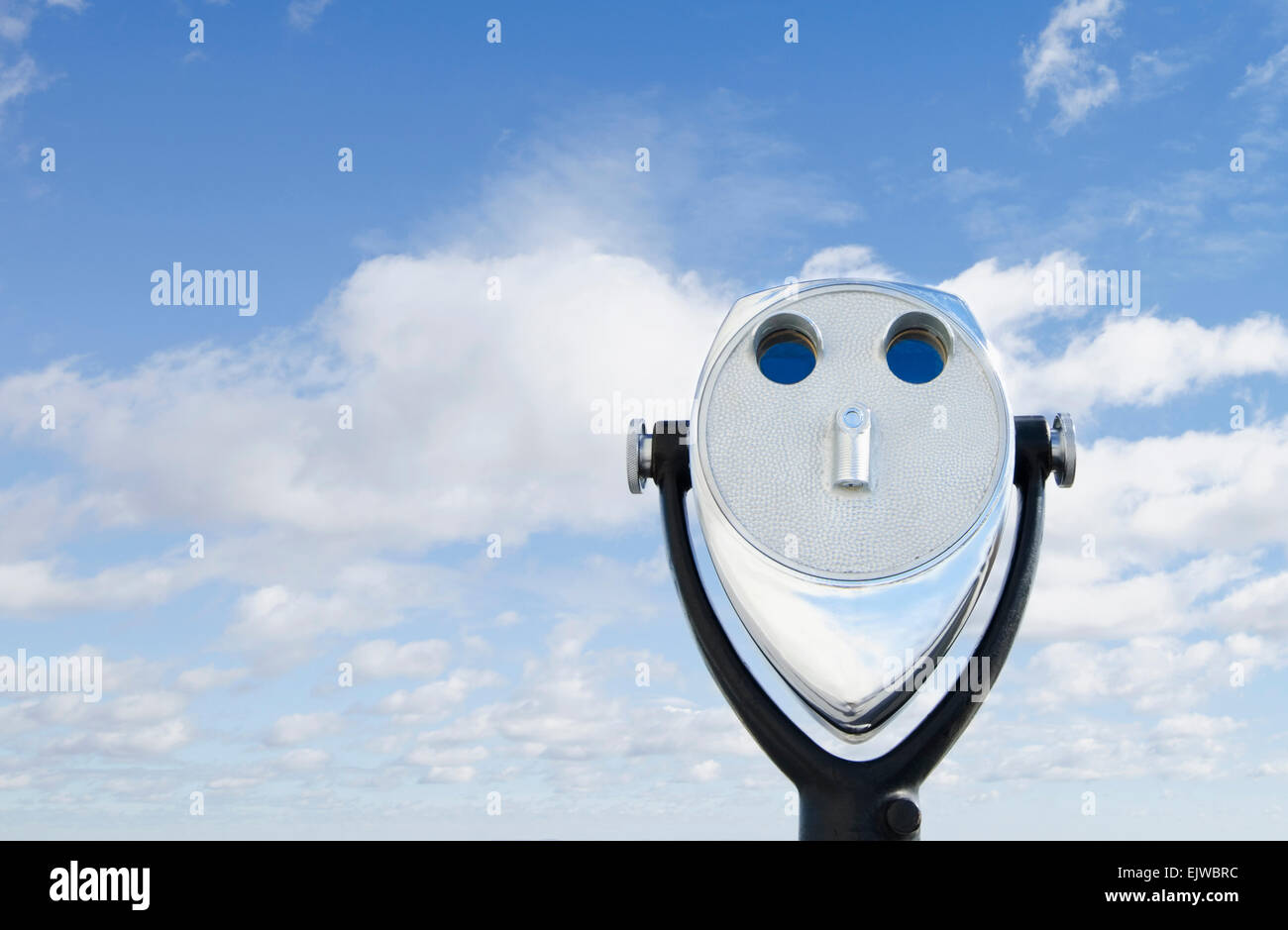 Ansicht von Münz-Fernglas gegen Himmel und Wolken Stockfoto