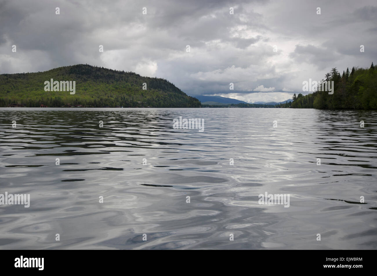 USA, New York State, Lake Placid, malerischen Blick auf den See an bewölkten Tag Stockfoto