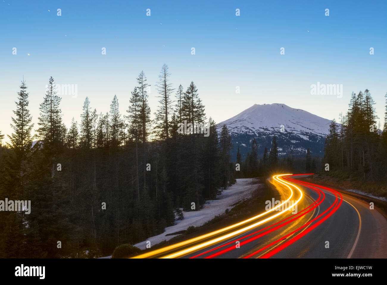 USA, Oregon, Mount Bachelor, Blick auf Lichtspur unterwegs im Wald Stockfoto