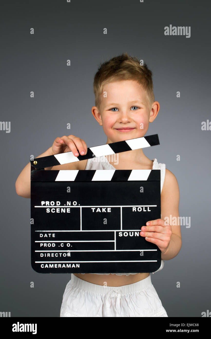 Lächelndes Kind Film Klappe halten. Stockfoto