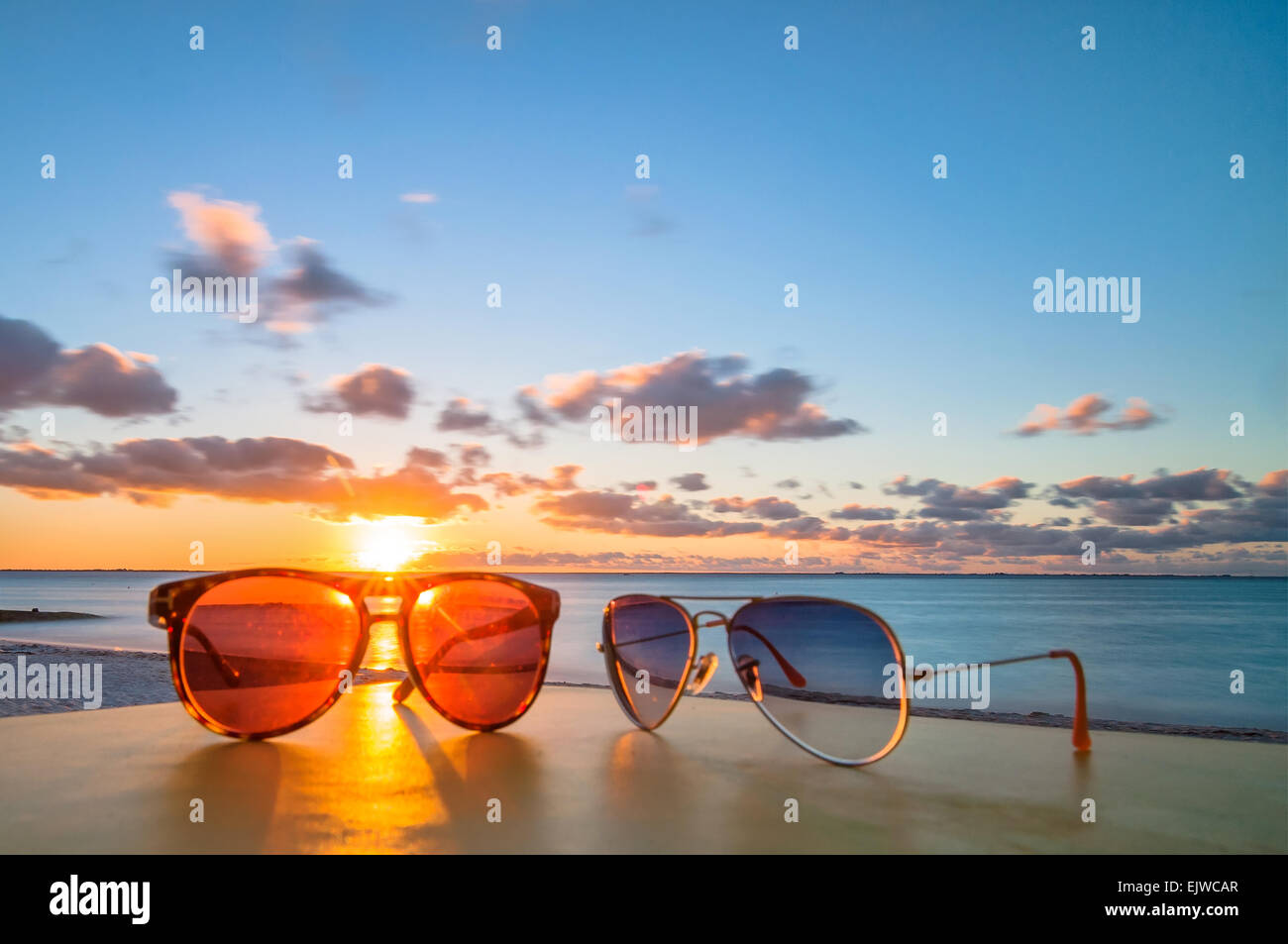 Sonnenbrille bei Sonnenuntergang auf der berühmten Playa del Norte Tropenstrand in Isla Mujeres, Mexiko Stockfoto