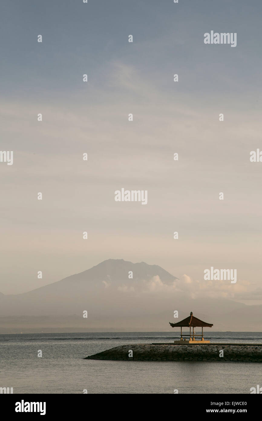 Mount Agung gesehen am Morgen auf Karang Strand, Sanur, Bali, Indonesien Stockfoto