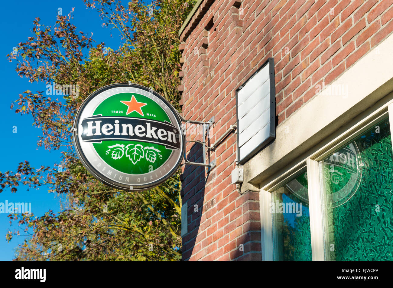 berühmte Heineken-Logo an der Fassade eines Balkens. Heineken ist eines der größten Brauereidichte der Welt und beschäftigt mehr als 80.000 peopl Stockfoto
