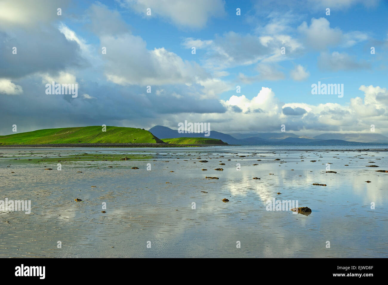 Irland, County Mayo, Clew Bay, Wolken reflektiert in ruhigem Wasser Stockfoto