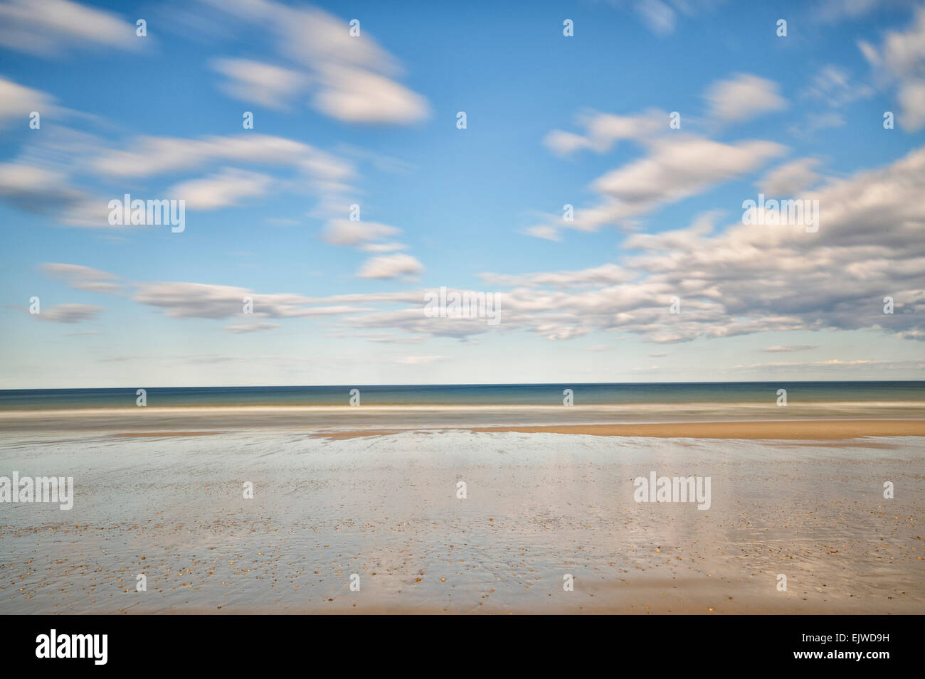 USA, Massachusetts, Duxbury, Sandstrand in Wasser, Horizont über dem Meer Stockfoto