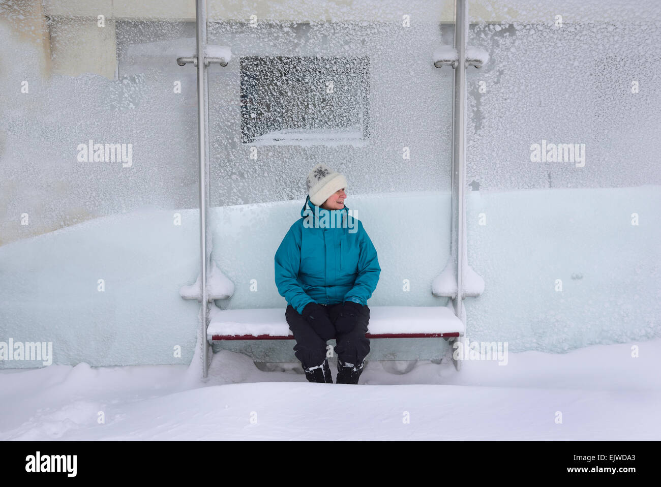 Massachusetts, Boston, USA, Mitte im Alter Frau im Bus-Stop, Winterschnee Stockfoto