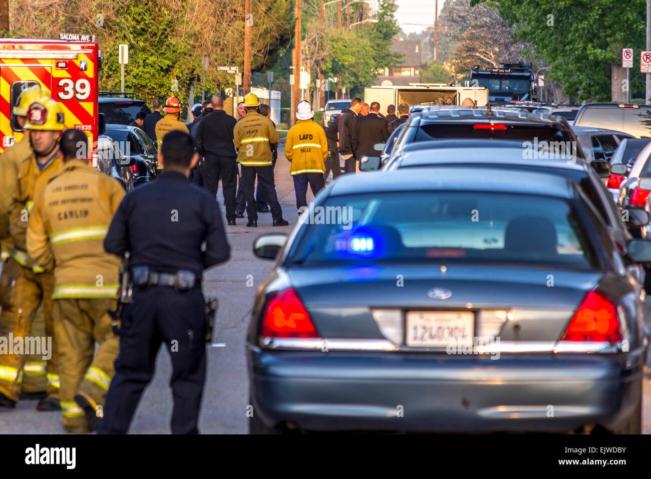 Los Angeles, Kalifornien, USA. 1. April 2015.   Los Angeles Polizei und Feuerwehr während einer neun Stunden Konfrontation mit der Polizei. Bildnachweis: Chester Brown/Alamy Live-Nachrichten Stockfoto