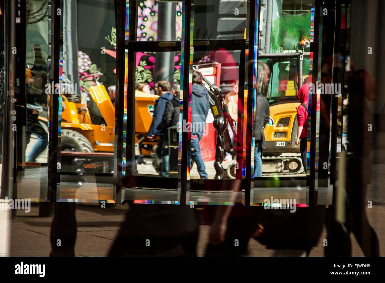 Leuchtende bunte Fenster und Spiegel Reflexionen auf einem leeren Fashion Store geschlossen geschäftlich in Dundee, Großbritannien Stockfoto