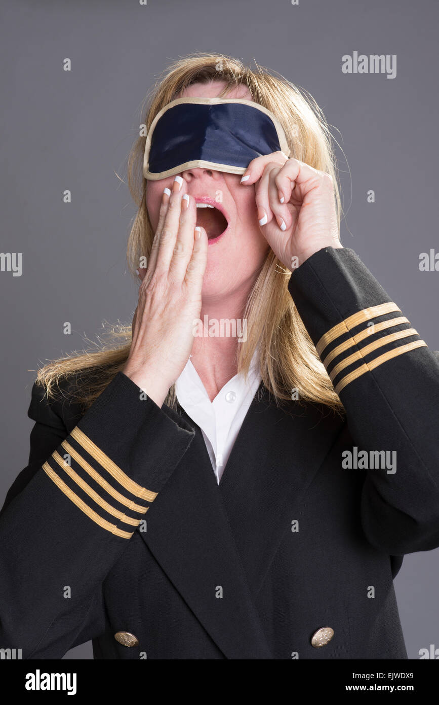 Porträt eines verschlafenen Aircrew Offiziers Gähnen und mit einem Auge Schatten Stockfoto