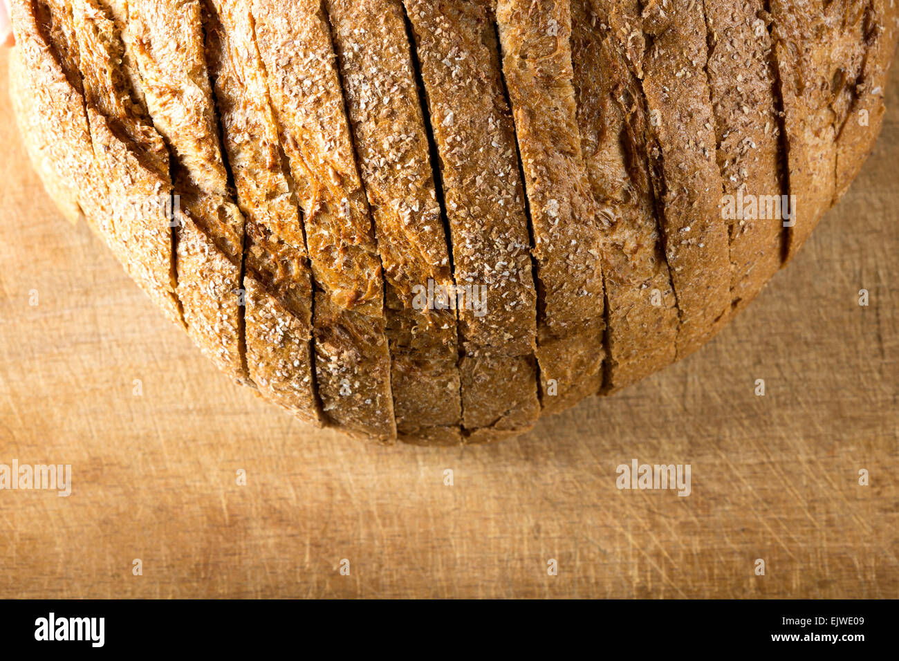 Schnittbrot auf Holzbrett über Ansicht Stockfoto