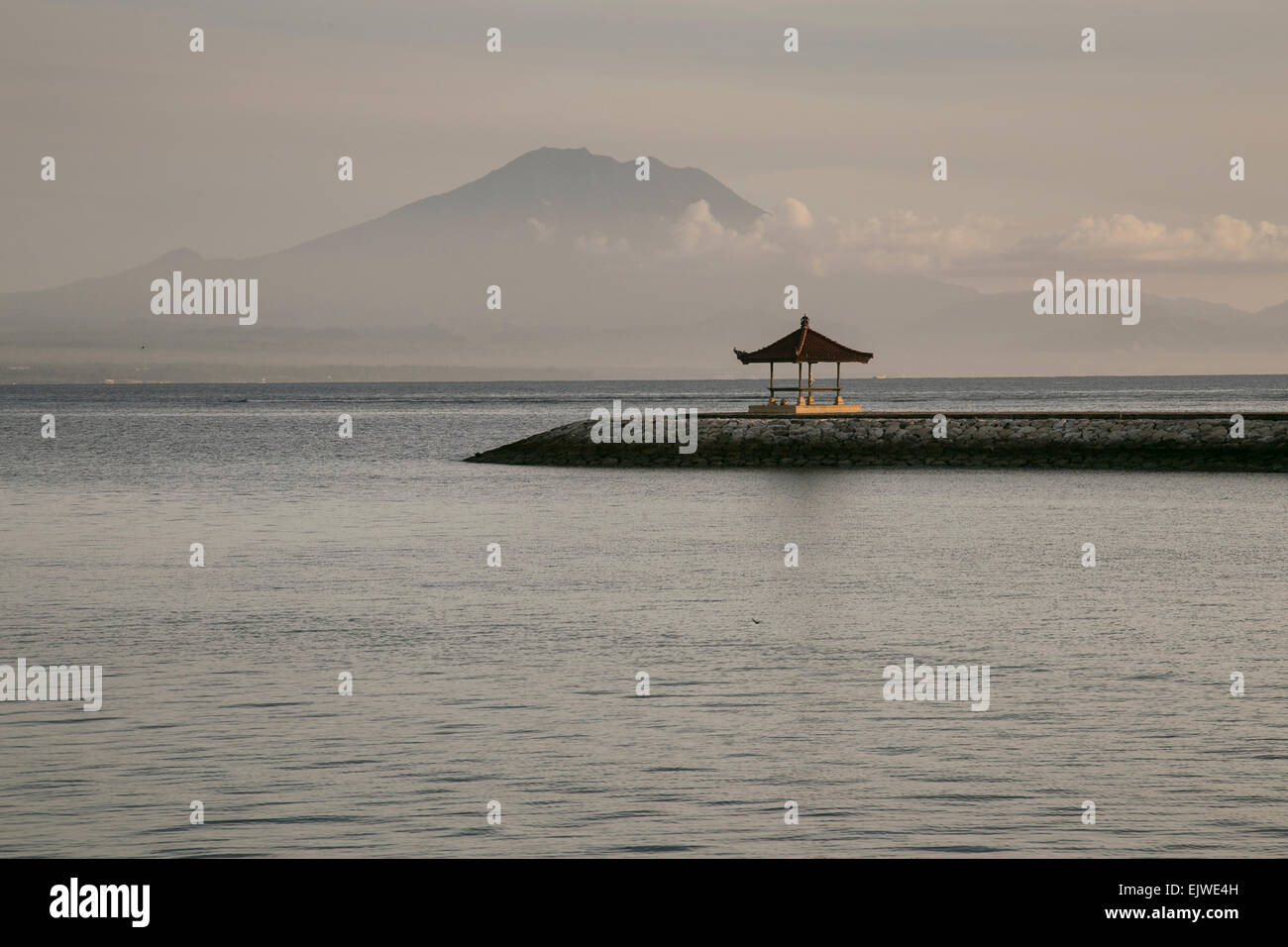 Mount Agung gesehen am Morgen auf Karang Strand, Sanur, Bali, Indonesien Stockfoto