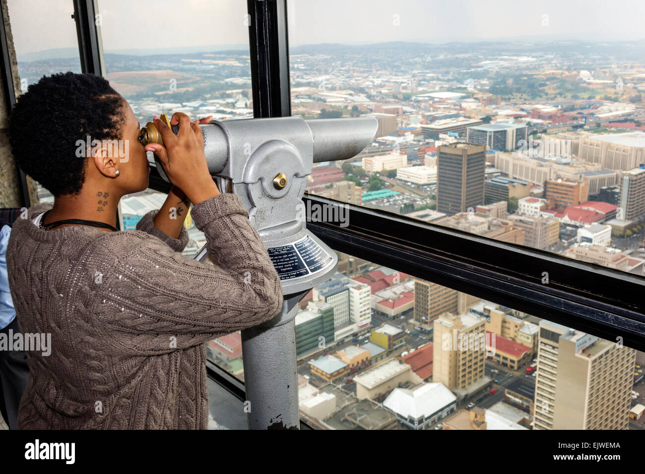Johannesburg Südafrika, Carlton Centre, Centre, Top of Africa, Observatoriumdeck, Blick von, schwarze Frau weibliche Frauen, suchen, Gebäude, Stadt, mit Telesco Stockfoto