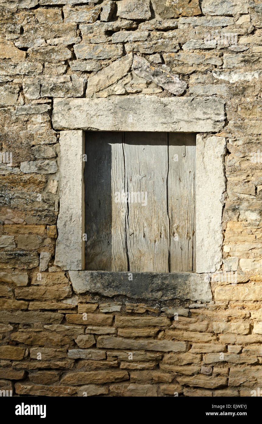 Ein rustikales, verwitterte Holz Fenster in Santenay, Côte d ' dOr, Frankreich Stockfoto