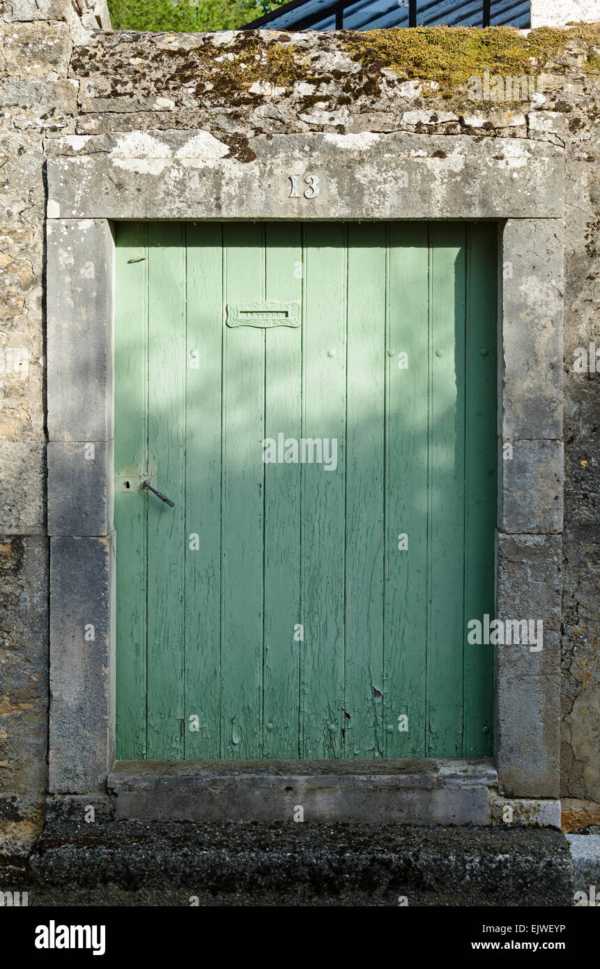 Eine verwitterte grüne Gartentür in Santenay, Côte d ' dOr, Frankreich Stockfoto