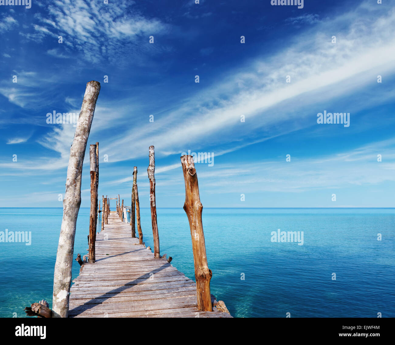 Hölzerne Pier auf einer tropischen Insel, Meer und blauer Himmel, Thailand Stockfoto