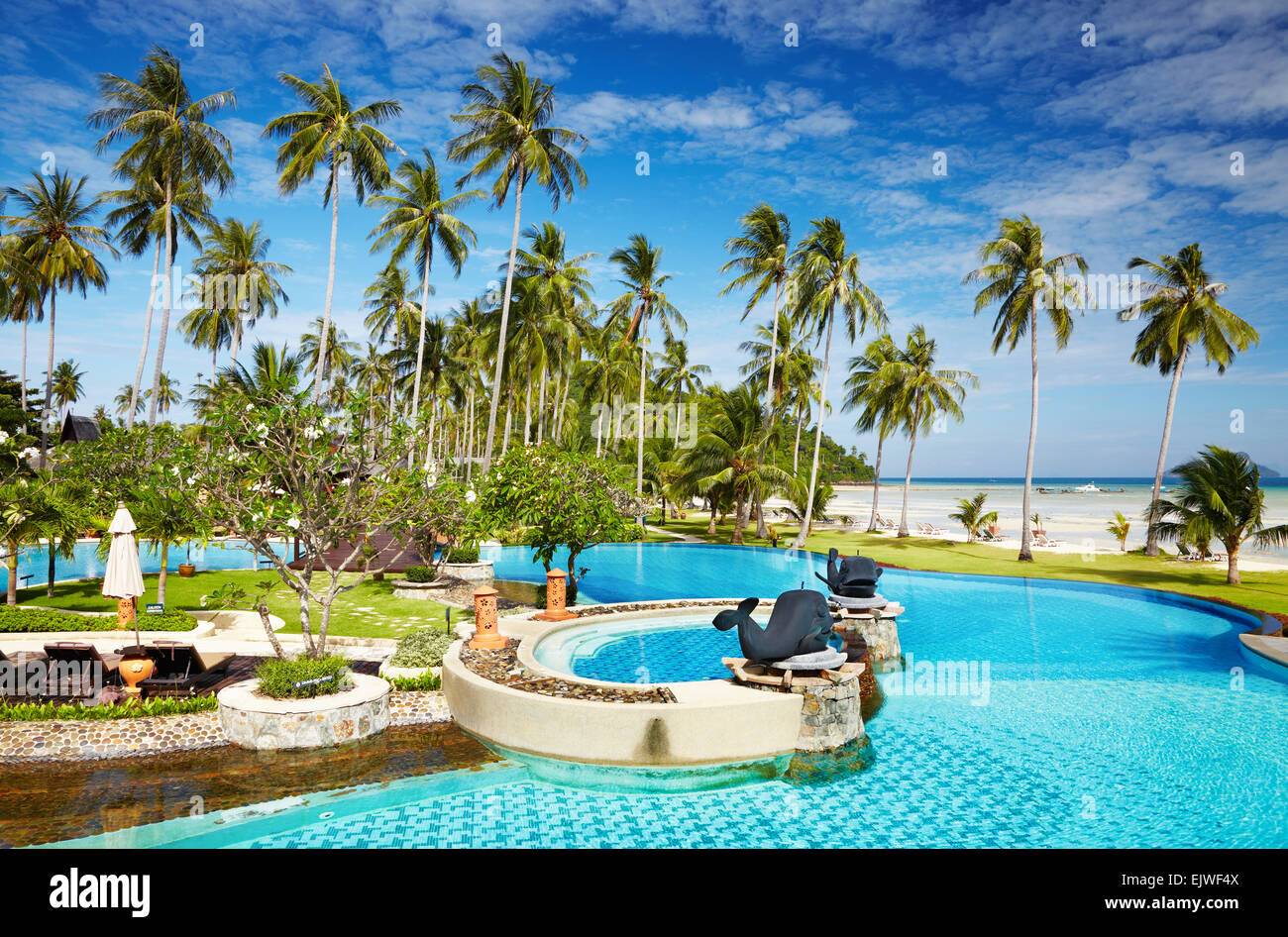 Freizeitbereich mit Schwimmbad am tropischen Strand Stockfoto