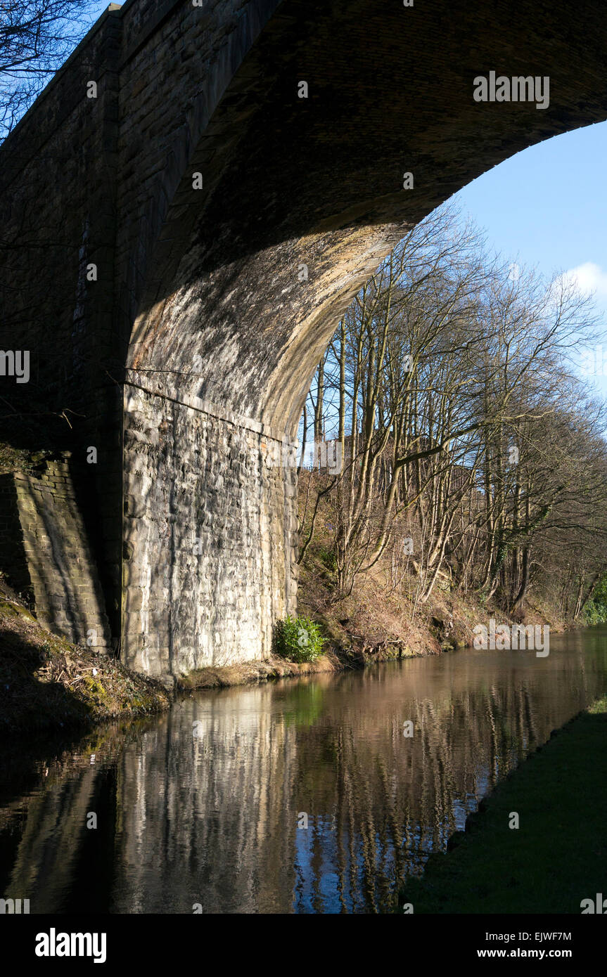 Copley Eisenbahnviadukt überqueren die Calder & Hebble Navigation, Copley, West Yorkshire Stockfoto