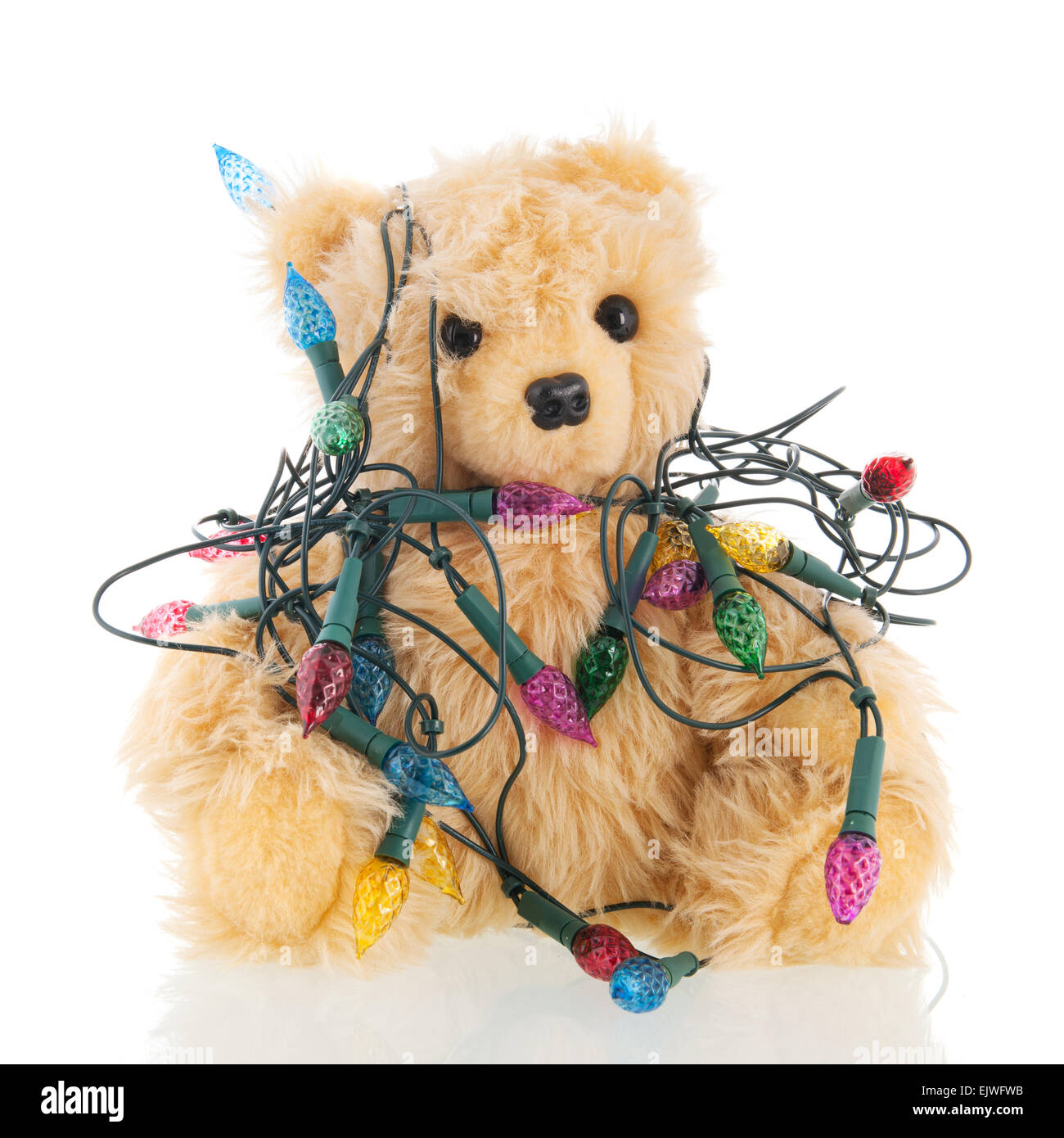 Weihnachten-Teddybär mit Gewirr elektrischem Licht über weißen Hintergrund isoliert Stockfoto