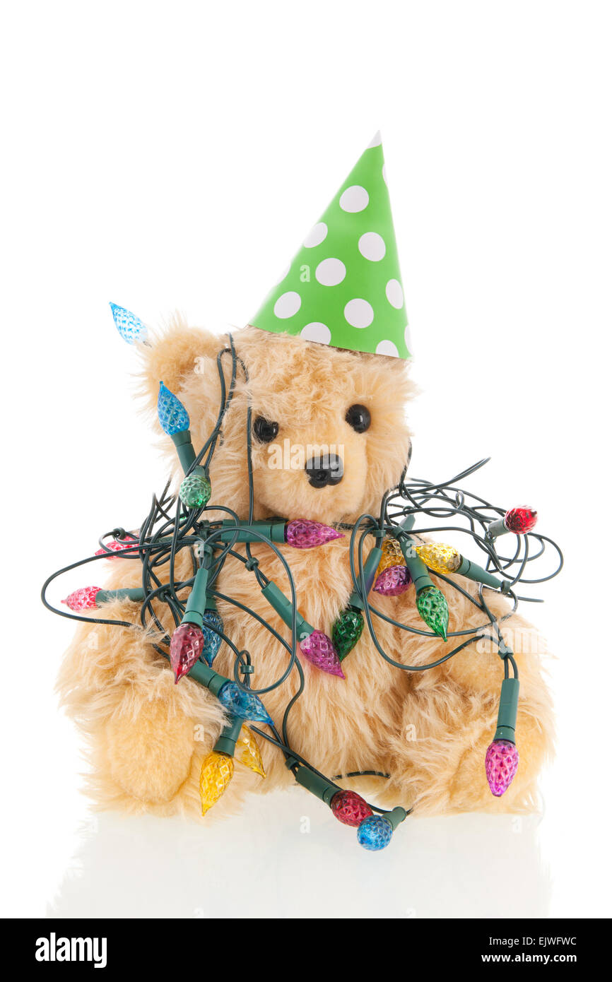 Weihnachten-Teddybär mit Gewirr elektrischem Licht über weißen Hintergrund isoliert Stockfoto