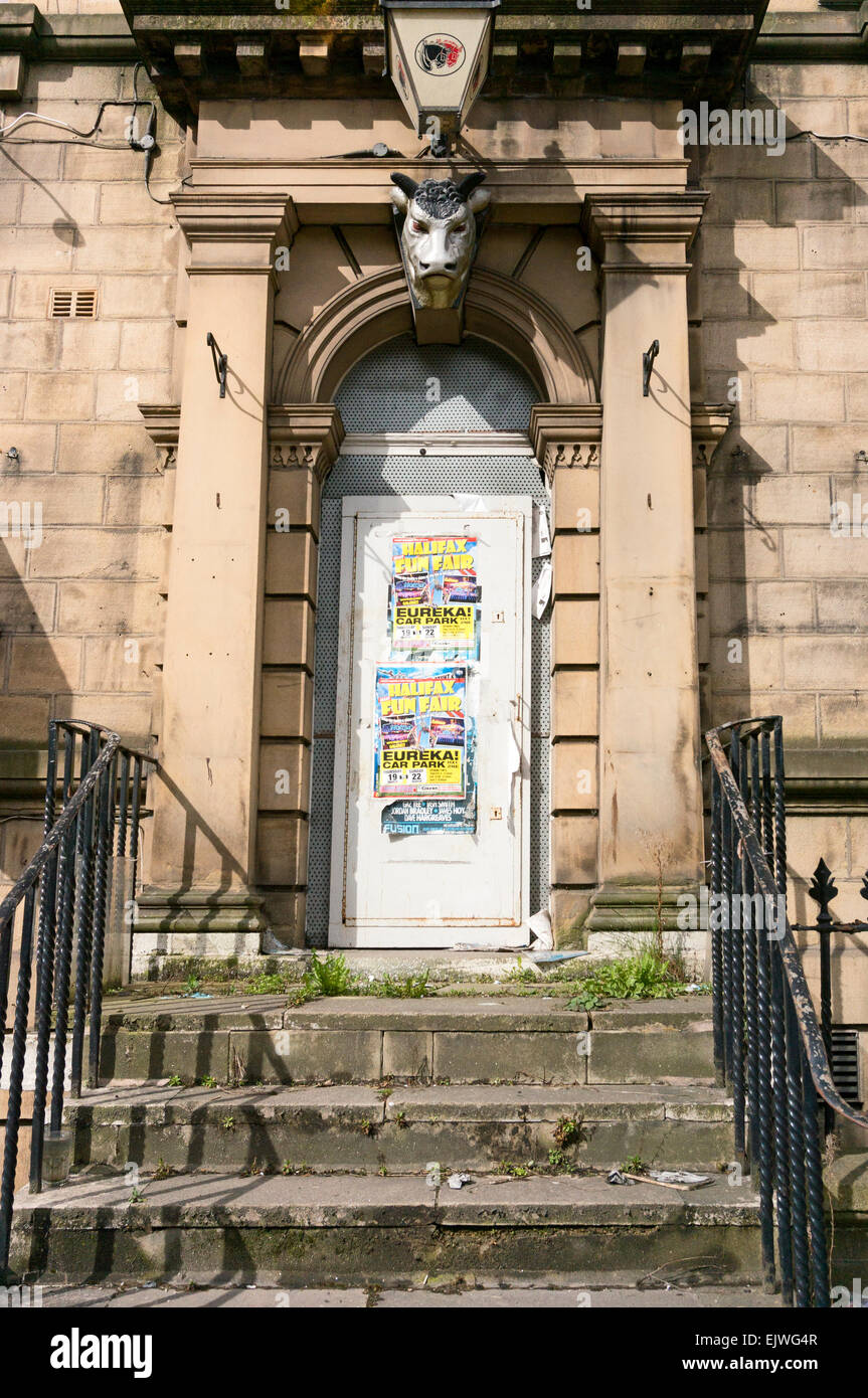 Reich verzierte Tor zu den Bulls Head Pub, jetzt stillgelegten Sowerby Bridge, West Yorkshire Stockfoto