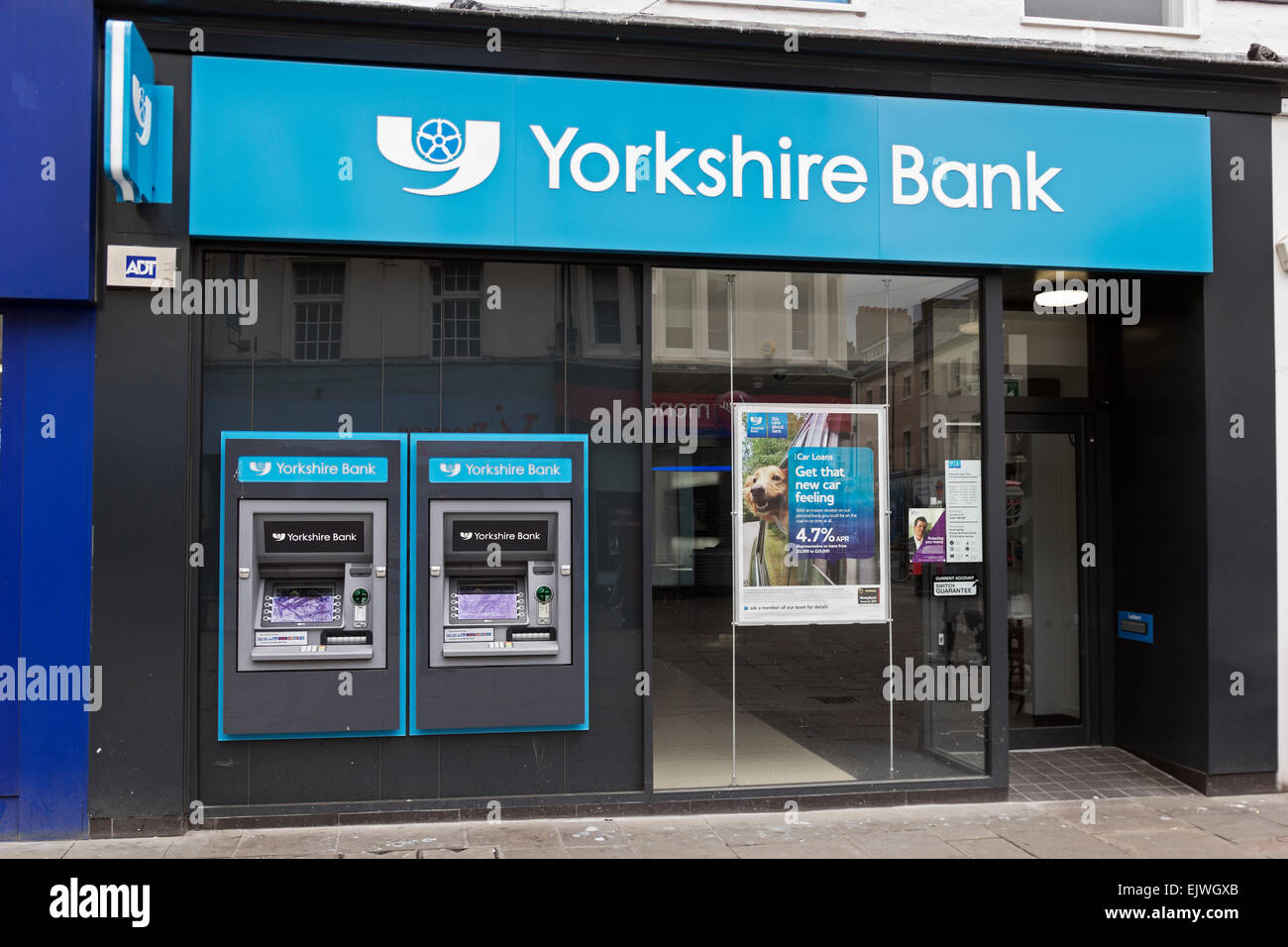 Filiale der Yorkshire Bank auf Northumberland Street, Newcastle upon Tyne mit Geldautomaten. Stockfoto