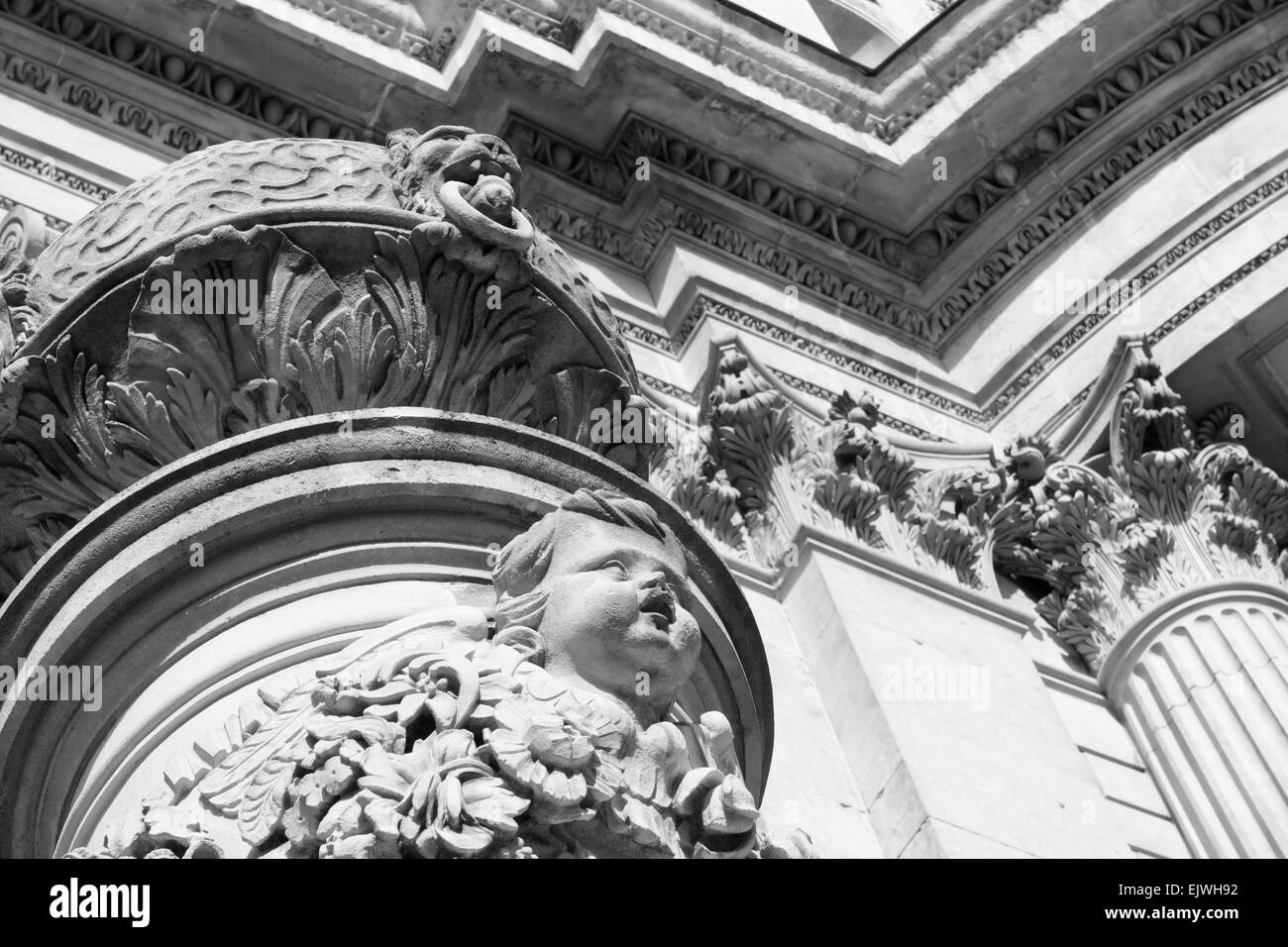 Stone Carving Detail auf St. Pauls Cathedral in London, England Stockfoto