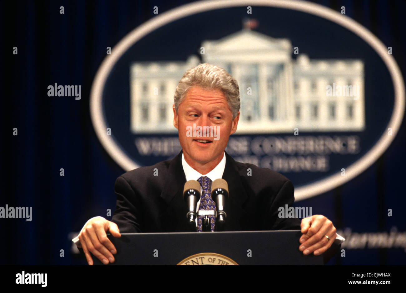 US-Präsident Bill Clinton befasst sich die globale Erwärmung bei einer Konferenz an der Georgetown University 6. Oktober 1997 in Washington, DC. Stockfoto