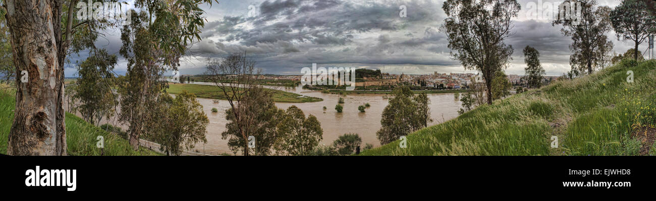 Übersicht über den Fluss Guadiana in Badajoz. Panoramaaufnahme, Spanien. Quellung des Flusses Stockfoto