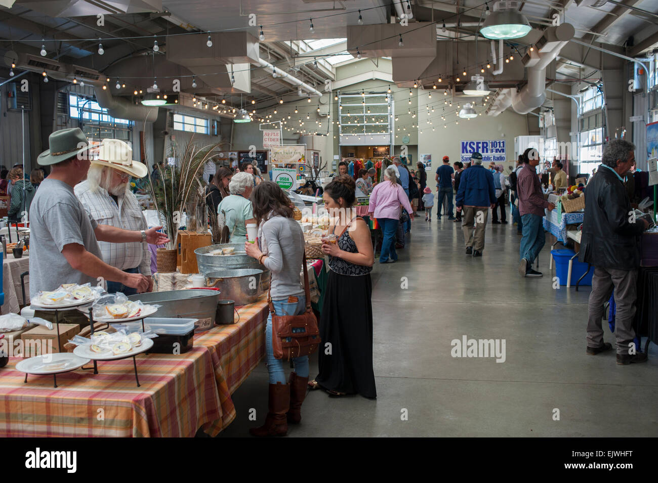 USA New Mexico NM Sante Fe Farmers Market vom alten Railyard Verkauf Handwerk und frische Lebensmittel und Produkte von heimischen Bauern Stockfoto