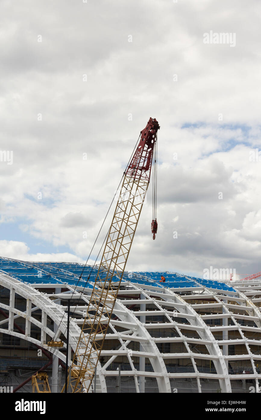 Ein Bauarbeiter auf Stahlkonstruktionen im Juli 2014 auf dem neuen Dach am Bahnhof Manchester Victoria Station. Stockfoto