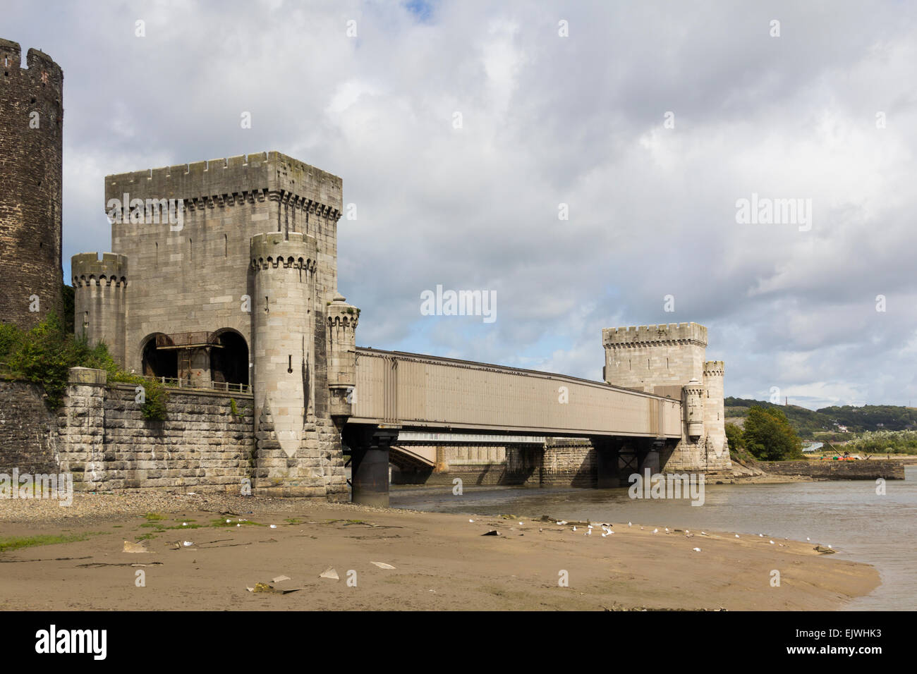 Das Westportal des George Stephensons Conwy Eisenbahn Brücke über den Fluss Conwy. Stockfoto