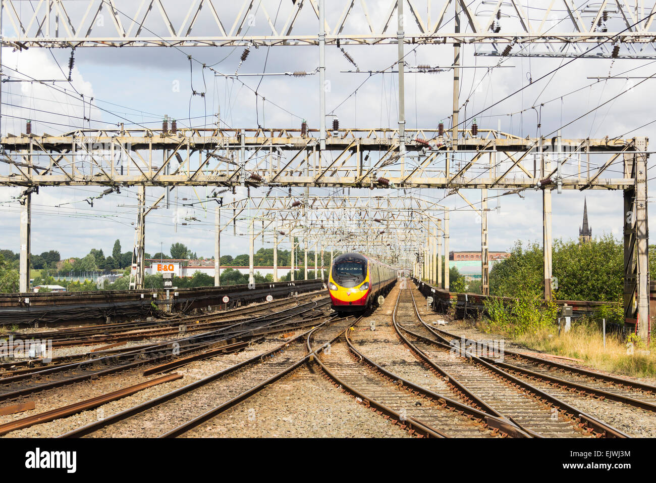 Klasse 390 Schnellzug natives Pendolino 'Jungfrau Glory' Annäherung an Stockport Bahnhof in Stockport Viaduct. Stockfoto