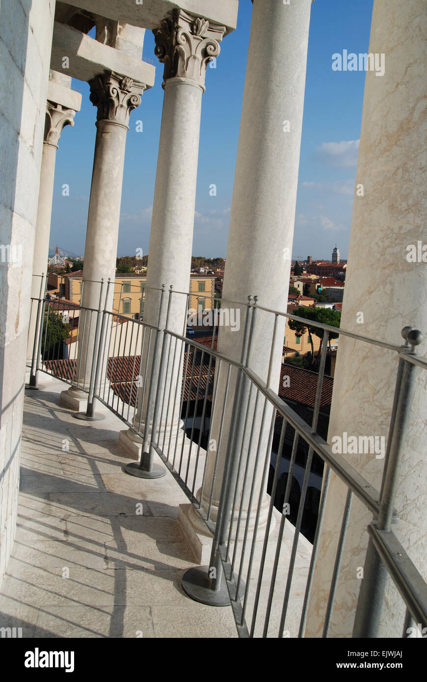 Geneigter Gehweg und Balkon auf den schiefen Turm von Pisa Stockfoto
