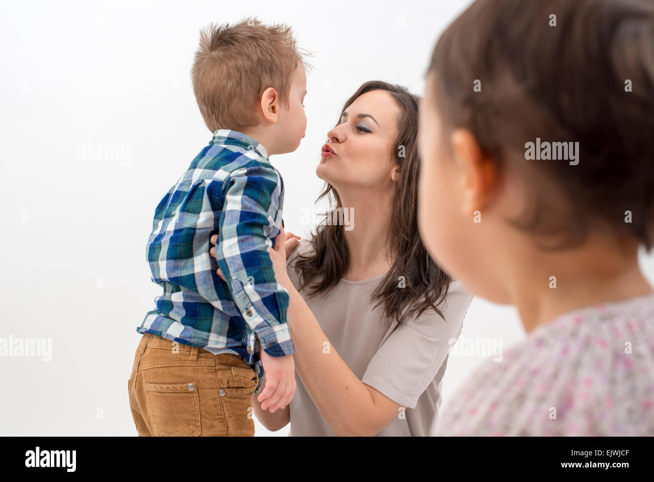 Eine doppelseitige Mutter lieben ihren Sohn und ihre Tochter zu vernachlässigen Stockfoto