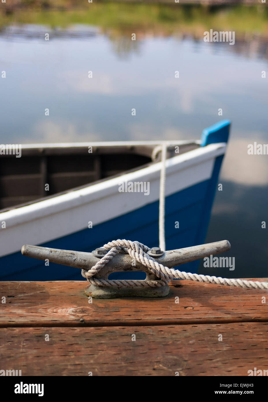 Kleinen hölzernen Ruderboot zu Dock gebunden. Stockfoto