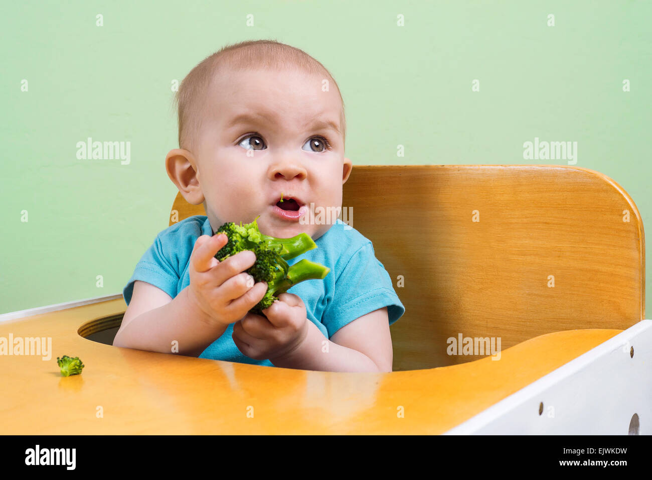 Lustige Baby mag keine Brokkoli Stockfoto