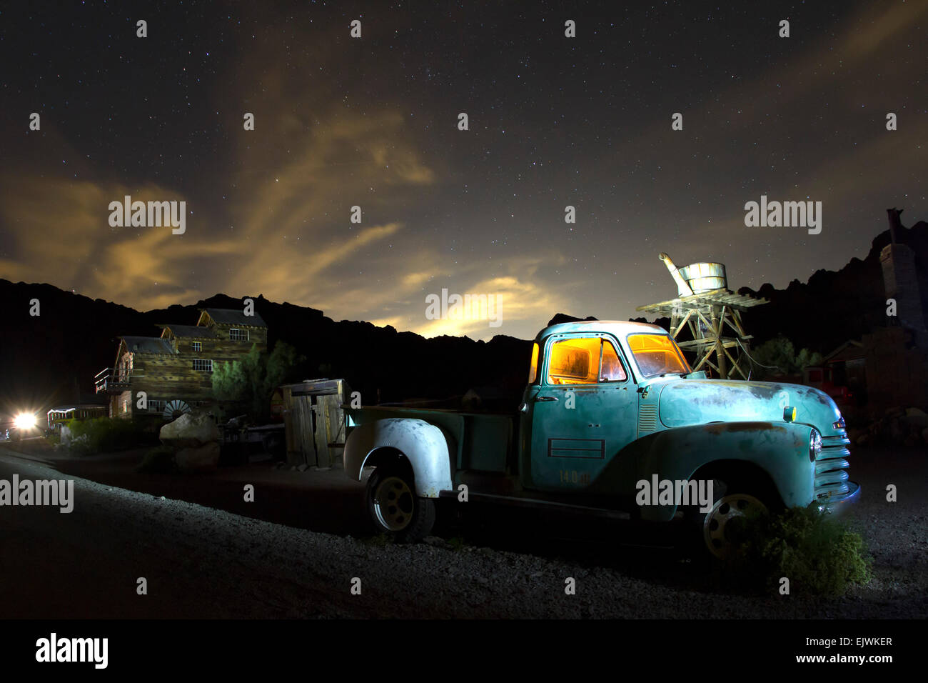 Alte, unterteilt LKW in Geisterstadt mit Wasserturm bei Nacht Stockfoto